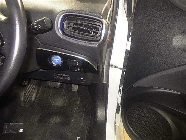TOYOTA PRIUS 2019 White